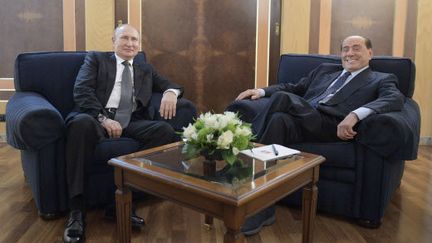 Le président russe, Vladimir Poutine, et l'ancien&nbsp;président du Conseil&nbsp;italien, Silvio Berlusconi, à Rome (Italie), le 4 juillet 2019. (ALEXEI DRUZHININ / AP / SIPA)