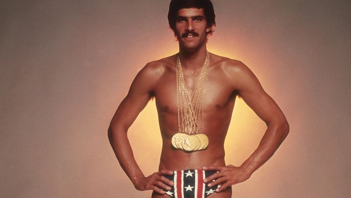 Le nageur am&eacute;ricain Mark Spitz porte les sept m&eacute;dailles d'or qu'il a d&eacute;croch&eacute;es aux Jeux de Munich, en 1973. (TERRY O'NEILL / GETTY IMAGES)