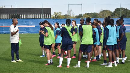 Paulo Cesar, ancien joueur du PSG et international brésilien, désormais entraîneur du centre de formation féminin, donne ses consignes aux jeunes joueuses parisiennes. (Hortense Leblanc)