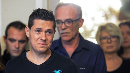 Jonathann Daval devant les parents d'Alexia,&nbsp;Jean-Pierre et Isabelle Fouillot, à Gray (Haute-Saône), le 2 novembre 2017. (SEBASTIEN BOZON / AFP)