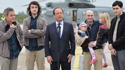 Fran&ccedil;ois Hollande entour&eacute; des quatres journalistes lib&eacute;r&eacute;s (de gauche &agrave; droite :&nbsp;Didier Francois, Edouard Elias,&nbsp;Nicolas Henin et&nbsp;Pierre Torres), le 20 avril 2014. (MUSTAFA YALCIN / ANADOLU AGENCY)