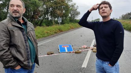 Yashar Fasilov, fixeur, et Boris Loumagne, reporter, dans la région de Karkhiv, le 13 septembre. "Avec Eric Audra, le technicien de reportage, et notre fixeur Yashar Fasilov, nous arrivons dans la région de Karkhiv. C’est notre premier jour de mission. Nous nous perdons dans la campagne à la recherche de témoignages après la libération de ces villages, occupés plusieurs mois par les Russes. Avec notre voiture, nous arrivons sur cette route, des mines jonchent le bitume et la question se pose : jusqu’où sommes-nous prêts à aller pour réaliser ce reportage ? Le doute se lit sur nos visages. Nous décidons de rebrousser chemin." (ERIC AUDRA / RADIO FRANCE)