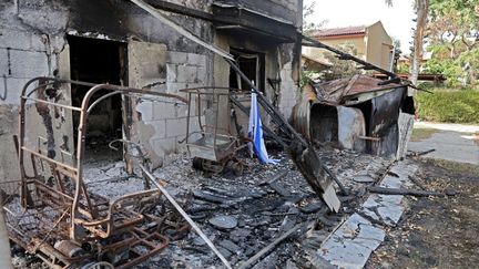 A house burned in Israeli Kibbutz Beeri, along the border with the Gaza Strip, following an attack by Palestinian militants on October 7.  This photo was taken on October 22, 2023 during a convoy organized by the Israeli army.  (THOMAS COEX / AFP)