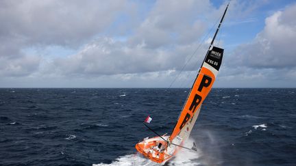 Vincent Riou, &agrave; l'entra&icirc;nement sur son bateau (PRB), au large de Lorient, le 24 septembre 2012. (JEAN-MARIE LIOT / DPPI)