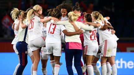 Les Lyonnaises célèbrent leur victoire au match retour de leur demi-finale de Ligue des champions, face au PSG, le 30 avril 2012 au Parc des Princes. (FRANCK FIFE / AFP)