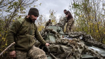 Des soldats ukrainiens réparent un véhicule de l'armée, le 25 octobre 2024 à Donetsk (Ukraine). (FERMIN TORRANO / ANADOLU / AFP)