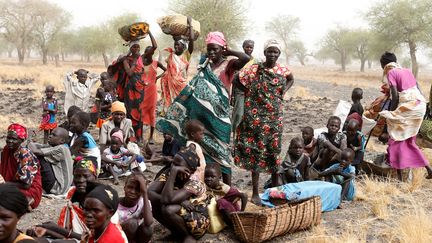 Des femmes et des enfants attendent d'être pris en charge par Médecins sans Frontières à Thaker (Soudan du Sud), le 20 mars 2017. (SIEGFRIED MODOLA / REUTERS)