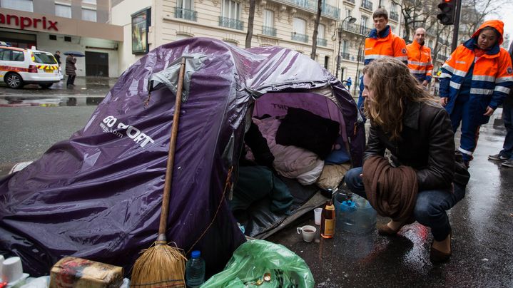 NKM en maraude avec la Protection civile du 14e arrondissement de Paris, le 24 d&eacute;cembre 2013. (ROMUALD MEIGNEUX / SIPA)