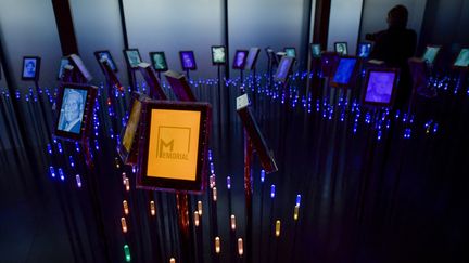 Le logo de&nbsp;l'ONG russe Memorial, une des lauréates du Prix Nobel de la Paix 2022,&nbsp;dans le jardin de l'institut du Nobel norvégien, à Oslo, le 7 octobre 2022.&nbsp; (RODRIGO FREITAS / NTB / AFP)