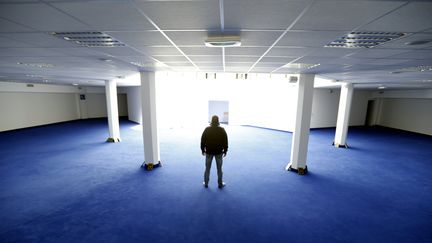 Un homme se tient dans la salle de prière de la nouvelle mosquée En Nour de Nice (Alpes-Maritimes), le 25 avril 2016. (VALERY HACHE / AFP)