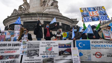 Une manifestation de soutiens aux Ouïghours organisée à Paris, le 14 mars 2021. (JEROME LEBLOIS / HANS LUCAS / AFP)