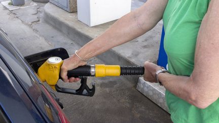 Une automobiliste dans une station-service, le 15 mai 2022, à Montpellier (Hérault).&nbsp; (MAXPPP)