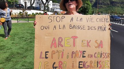 "Stop à la vie chère", clame cette citoyenne sous les fenêtres de la préfecture (Hermione Razafinarivo)