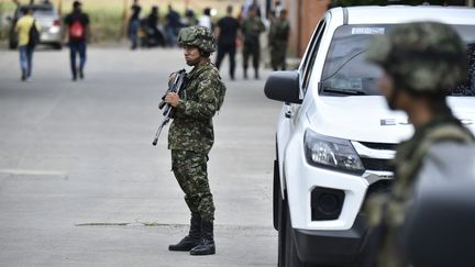 Un soldat près de l'aéroport international Camilo Daza, le 11 août 2023 à Cucuta (Colombie). (SCHNEYDER MENDOZA / AFP)