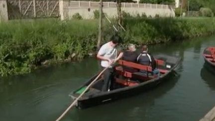 Les Français sont nombreux à prendre l'air durant le week-end de l'Ascension. Dans le Marais Poitevin, les barques sont de nouveaux de sortie, pour le plus grand bonheur des touristes comme des bateliers. (FRANCE 3)