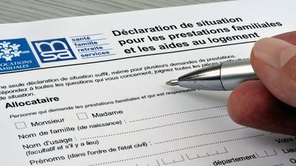 Une déclaration de situation d'allocations familiales et d'aides au logement (photo d'illustration, le 7 août 2022. (RICHARD VILLALON / MAXPPP)