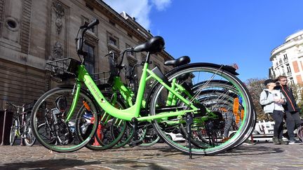 Un vélo Gobee.bike à Lille (Nord), le 5 octobre 2017.&nbsp; (MAXPPP)