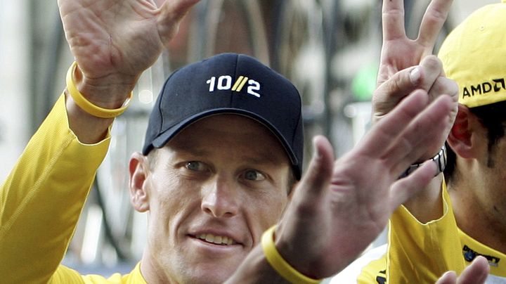 Lance Armstrong c&eacute;l&egrave;bre sa septi&egrave;me victoire sur le Tour de France, le 24 juillet 2005, avant le d&eacute;part de la derni&egrave;re &eacute;tape de la course, entre Corbeil-Essonnes et Paris.&nbsp; (THIERRY ROGE / REUTERS)