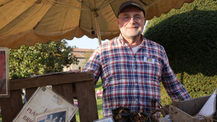 Didier Perrin produit des bulbes classiques et rares dans sa ferme, Les planteurs de Brigaudière, en Isère.&nbsp; (ISABELLE MORAND / RADIO FRANCE / FRANCE INFO)