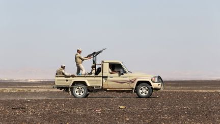 Un véhicule de l'armée égyptienne en position près de la zone du crash d'un avion russe près d'Al-Arish, dans le Nord-Sinaï, le 1er novembre 2015. (MOHAMED ABD EL GHANY / REUTERS)