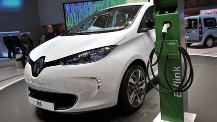 La voiture &eacute;lectrique Renault Zo&eacute;&nbsp;est pr&eacute;sent&eacute;e &agrave; la presse en amont du Salon international de l'automobile de Gen&egrave;ve (Suisse), le 7 mars 2012. (FABRICE COFFRINI / AFP)