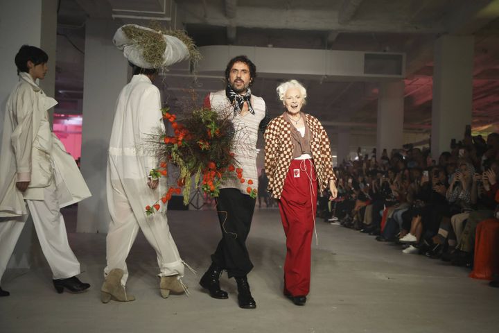 Andreas Kronthaler et Vivienne Westwood lors du final du défilé&nbsp;Vivienne Westwood printemps-été 2020 à la Paris Fashion Week, le 28 septembre 2019 (VIANNEY LE CAER/AP/SIPA / SIPA)