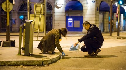 Des policiers collectent des preuves &agrave; l'endroit o&ugrave; un conducteur a percut&eacute; des pi&eacute;tons, &agrave; Dijon, le 21 d&eacute;cembre 2014. (KONRAD KILLIAN / CITIZENSIDE.COM / AFP)