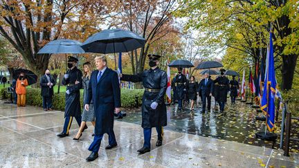 Arlington en Virginie (USA). Le 11 novembre 2020. Le président Donald Trump marche avec la première dame, Melania Trump lors des cérémonies rendant hommage au Soldat Inconnu, au cimetière national d'Arlington. Depuis le 3 novembre, il répète tous les jours qu'il a gagné les élections.&nbsp; (ZUMA PRESS / MAXPPP)