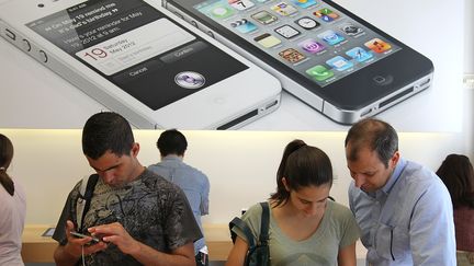 Des clients testent l'iPhone 4S dans un Apple Store de Los Angeles (Etats-Unis) le jour de sa sortie, le 14 octobre 2011. (JUSTIN SULLIVAN / AFP)