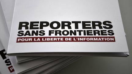 Des copies du rapport annuel sur&nbsp;la liberté de la presse dans le monde réalisé par&nbsp;l'association Reporters sans frontières, le 26 avril 2017 (PHILIPPE LOPEZ / AFP)