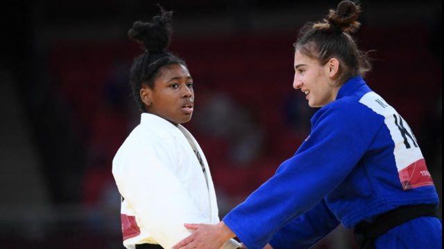 Sanctionnée pour une action dangereuse, Sarah-Léonie Cysique écope d'un carton rouge. La Kosovare Nora Gjakova est alors sacrée championne olympique.