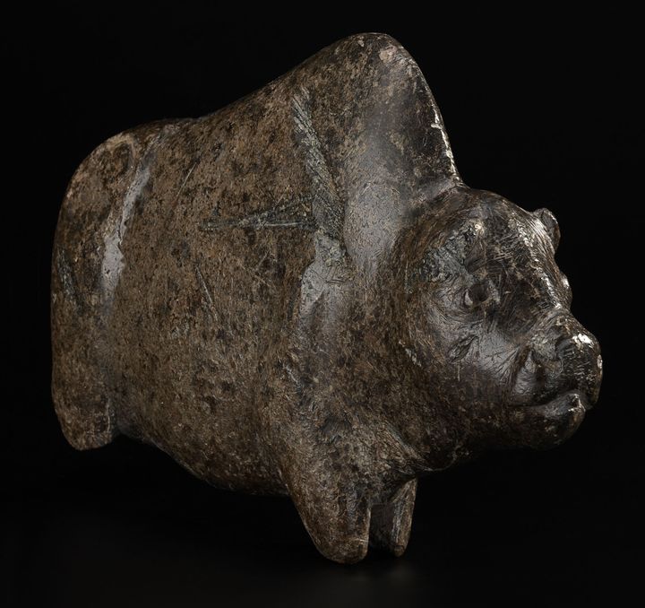 Effigie de bison en quartzite vert, Calgary (Canada), vers 1400-1700
 (Collection of Glenbow Museum, Calgary, Canada)