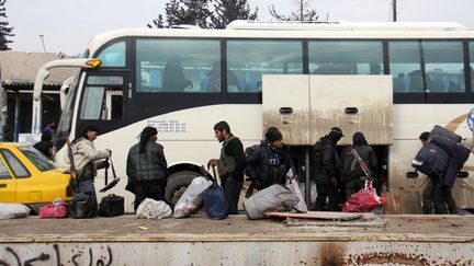 Des Syriens évacués d'Alep-Est arrivent à l'Ouest de la ville. Décembre 2016. (OMAR HAJ KADOUR / AFP)