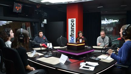 Venus d'un collège de Paris, les élèves ont enregistré plusieurs émissions franceinfo junior durant deux heures. À l'occasion de cet atelier du concours "franceinfo junior", ils ont aussi visité la rédaction de franceinfo. (ESTELLE FAURE / FRANCEINFO - RADIOFRANCE)