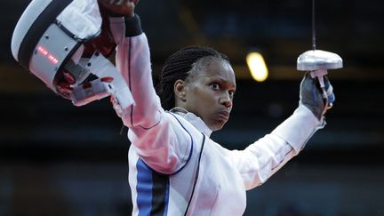 Laura Flessel-Colovic lors de sa victoire face &agrave; Courtney Hurley en 16e de finale de la comp&eacute;tition d'&eacute;p&eacute;e, le 30 juillet 2012 &agrave; Londres (Royaume-Uni). (MAX ROSSI / REUTERS)