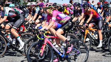 Le peloton lors de la première étape de l'édition 2022, à Paris, le 24 juillet 2022. (MATTHIEU MIRVILLE / AFP)