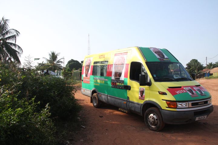 Un camion du candidat à la présidentielle en Guinée-Bissau, Umaro Sissoco Embalo, pendant la campagne électorale, le 7 novembre 2019. (- / AFP)