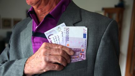 Des billets de 500 euros dans la poche d'un retraité. Photo d'illustration. Le gouvernement va réguler les "retraites chapeaux" des dirigeants.&nbsp; (EYESWIDEOPEN / GETTY IMAGES EUROPE)