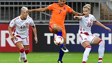 La Néerlandaise Shanice van de Sanden (au centre) aux prises avec les Danoises Line Sigvardsen Jensen (à gauche) et Cecilie Sandvej (à droite).  (TOBIAS SCHWARZ / AFP)