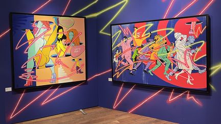 Deux oeuvres de la série "Néons" de l'artiste clermontois Motte, exposées en janvier 2022 à la foire de street art District 13 Art Fair à l'Hôtel Drouot (Paris, France). (LAURE NARLIAN / FRANCEINFO)