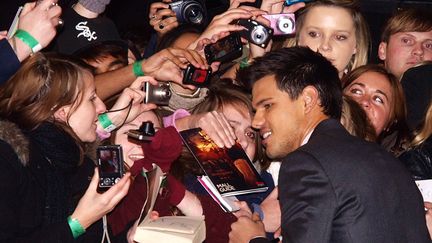 Si Taylor Lautner avait pu jouer un autre personnage dans la saga "Twilight", il aurait choisi... Bella (incarn&eacute; par Kristen Stewart). Parions dans ce cas que ses fans n'auraient pas &eacute;t&eacute; aussi nombreuses... (MAX NASH / AFP)