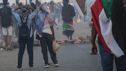 Les opposants au pouvoir militaire soudanais ont manifesté à Khartoum, le 30 décembre 2021. (MAHMOUD HJAJ / ANADOLU AGENCY / AFP)