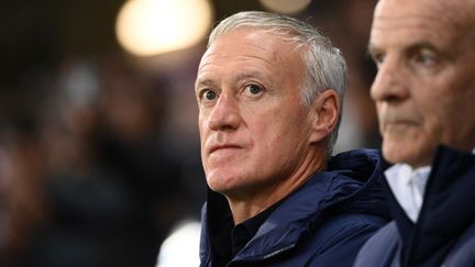 Didier Deschamps derrière son adjoint Guy Stéphan lors de la rencontre amicale contre l'Afrique du Sud au Stade ¨Pierre-Mauroy (Villeneuve-d'Ascq), le 29 mars 2022. (FRANCK FIFE / AFP)