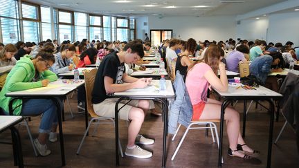 Lors de l'&eacute;preuve de philosophie au lyc&eacute;e Vaclav-Havel de&nbsp;B&egrave;gles (Gironde), le 16 juin 2014.&nbsp; (  MAXPPP)