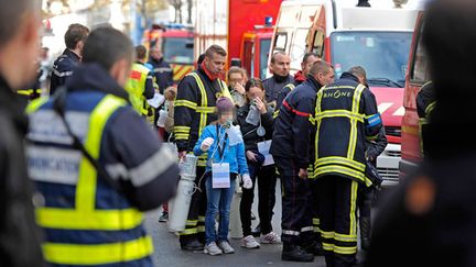 &nbsp; (Une centaine de sapeurs-pompiers ont été envoyés à l'école Saint-Joseph à Lyon © MaxPPP)