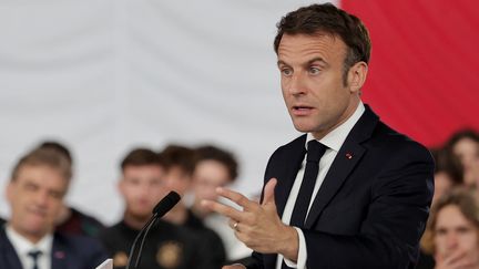 Emmanuel Macron, le 4 mai 2023, au lycée technologique et professionnel Bernard-Palissy à Saintes (Charente-Maritime). (THIBAUD MORITZ / POOL / AFP)