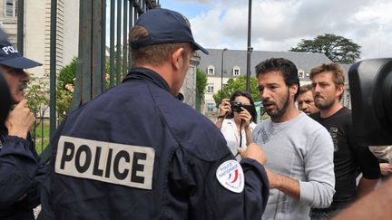 Miguel Duquenet, le cousin de Luigi, le jeune gitan tu&eacute; par un gendarme, arrive &nbsp;au palais de justice de Blois (Loir-et-Cher) pour se livrer, le 22 juillet 2010. (ALAIN JOCARD / AFP)