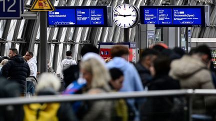 Des&nbsp;voyageurs&nbsp;dans une des gares de Berlin (Allemagne), le 8 octobre 2022. (JOHN MACDOUGALL / AFP)