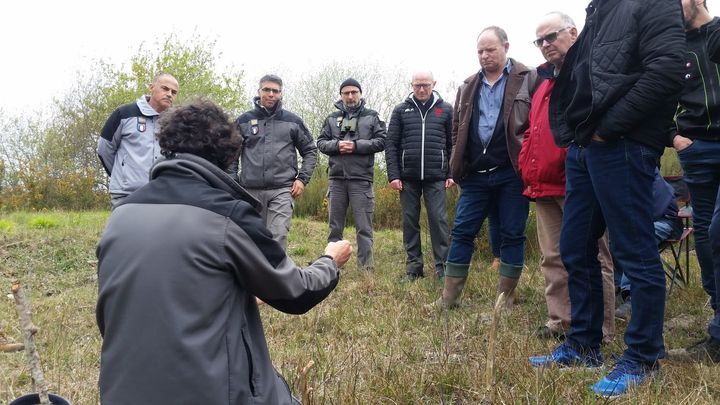 Les agents de l'Office de la chasse et de la faune sauvage, de l'Agence française de biodiversité et de la réserve naturelle de la Massonne près de Saintes expliquent aux justiciables les impacts de leurs infractions sur l'environnement. (ANNE LAURE BARRAL/RADIOFRANCE)