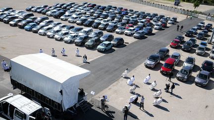 Environ 500 fidèles ont assisté à cette messe en "drive-in", le 17 mai 2020 à Châlons-en-Champagne (Marne). (FRANCOIS NASCIMBENI / AFP)